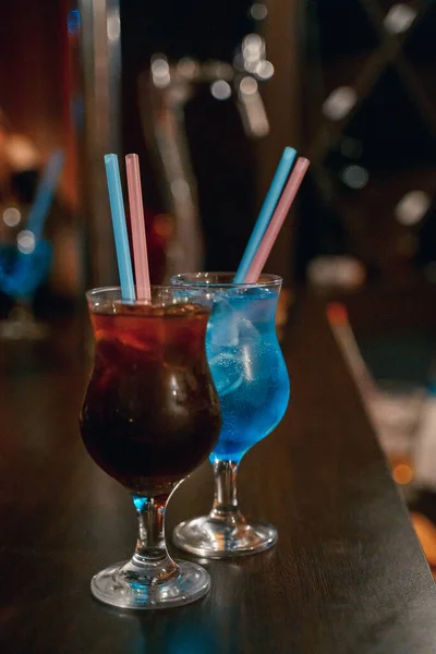 Cócteles alcohólicos en vasos están en el bar de la institución — Foto de Stock