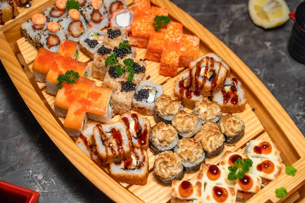 Restoran müşterileri için güzel japon dürümleri, menü için fotoğraf. — Stok fotoğraf
