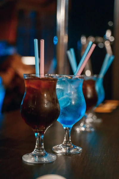 Cócteles alcohólicos en vasos están en el bar de la institución — Foto de Stock