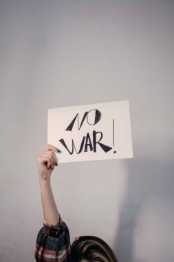 Beyaz çarşafta savaş karşıtı afiş yok, kadın eli. Yüksek kalite fotoğraf