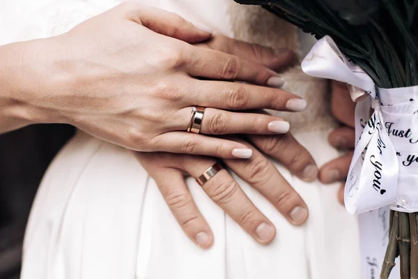 Anéis Casamento Casal Apaixonado Casamento Mão Mão Celebração — Fotografia de Stock