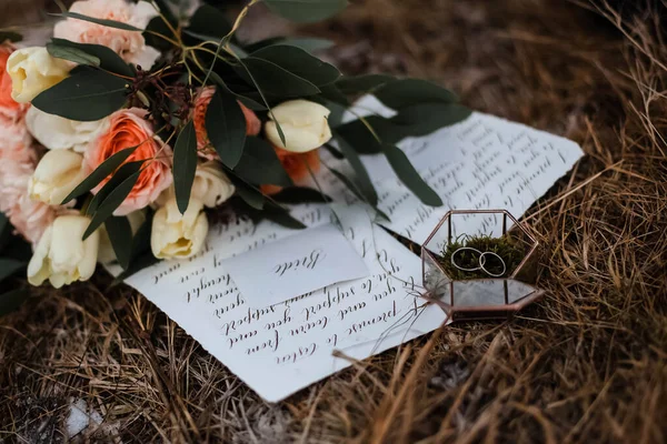 Anillos Boda Una Caja Vidrio Invitaciones Boda Ramo Flores — Foto de Stock