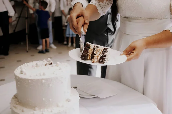 Пара Вирізає Весільний Торт — стокове фото