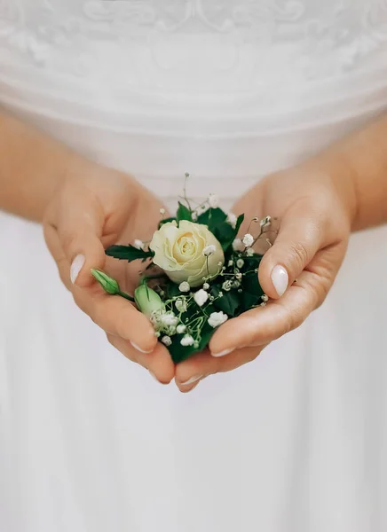 Noiva Segurar Flores Nas Mãos — Fotografia de Stock