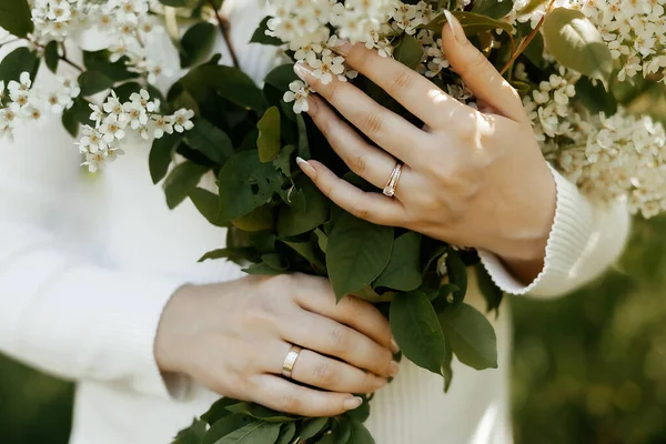 Mujer Blanco Sostiene Ramo Flores Sus Manos — Foto de Stock