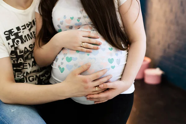 抱着肚子的怀孕夫妇 准备和期待孩子的概念 — 图库照片