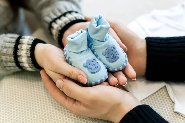 Pais Seguram Pequenos Sapatos Bebê Suas Mãos Conceito Gravidez Esperando Imagem De Stock