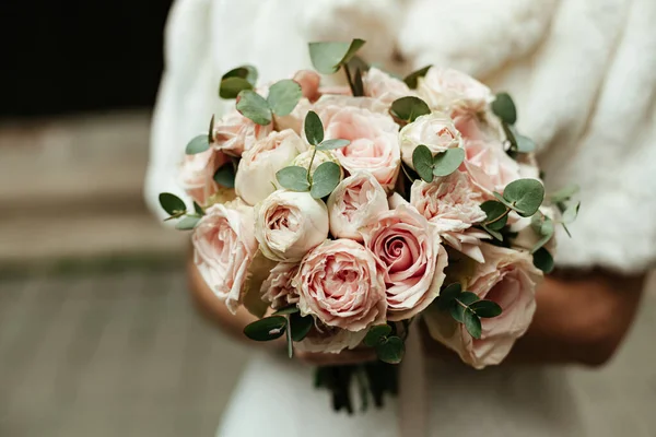 Novia Vestido Blanco Sostiene Ramo Sus Manos Concepto Una Boda — Foto de Stock