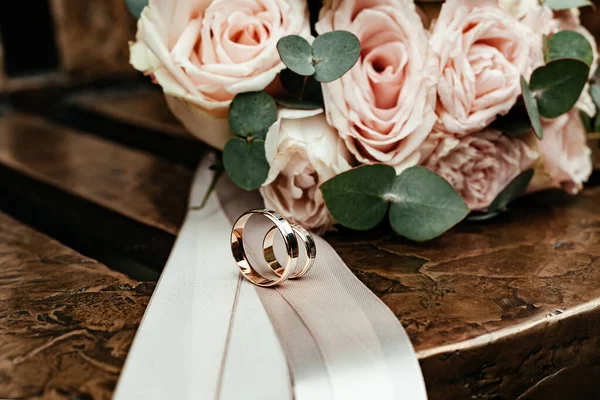 Wedding Rings Bride Bouquet — Stock Photo, Image