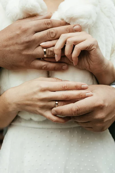 Noiva Noivo Colocar Anéis Casamento Seus Dedos Imagem De Stock