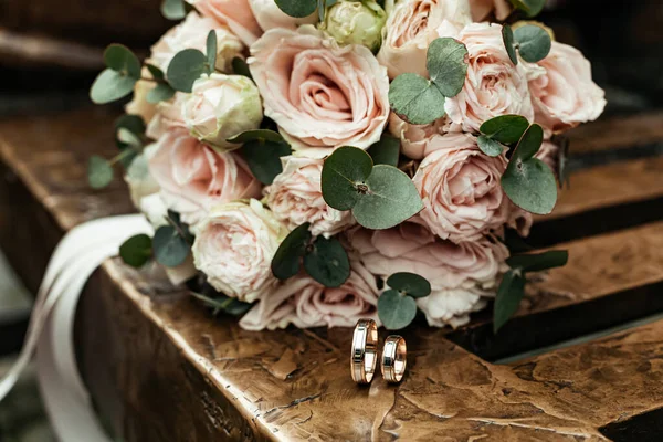 Dois Anéis Ouro Bouquet Noiva Conceito Casamento Imagens Royalty-Free