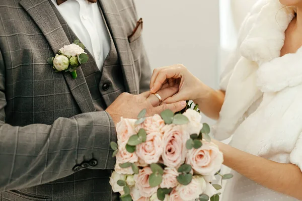 Νύφη Βάζει Ένα Δαχτυλίδι Στο Δάχτυλο Του Γαμπρού Τελετή Γάμου — Φωτογραφία Αρχείου