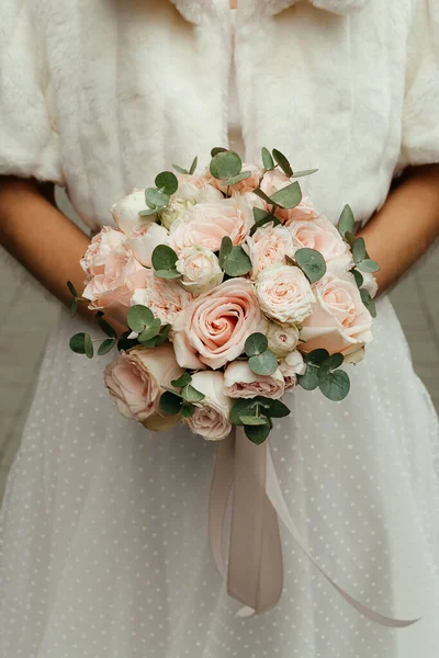 Novia Vestido Blanco Tiene Ramo Rosas Ceremonia Matrimonio Concepto Boda — Foto de Stock