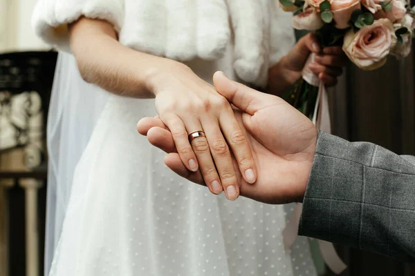 Γαμπρός Κρατά Χέρι Της Νύφης Τελετή Γάμου Έννοια Του Γάμου — Φωτογραφία Αρχείου