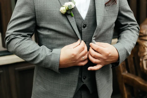 Homem Elegante Terno Ajusta Sua Jaqueta Negócio Conceito Casamento — Fotografia de Stock