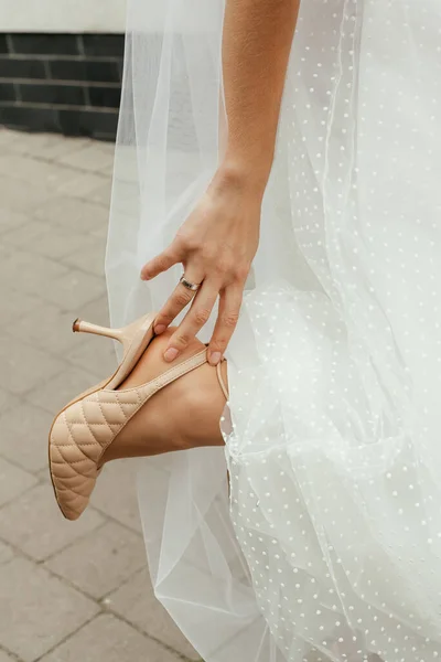 Novia Vestido Blanco Fija Sus Zapatos Ceremonia Matrimonio Concepto Boda — Foto de Stock