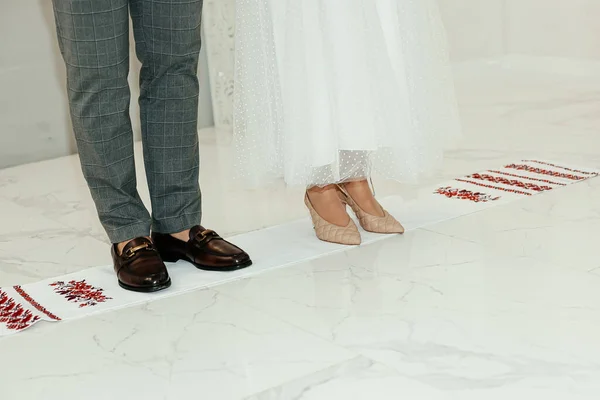 Homem Mulher Sobre Uma Toalha Bordada Cerimônia Casamento Conceito Casamento Fotografia De Stock