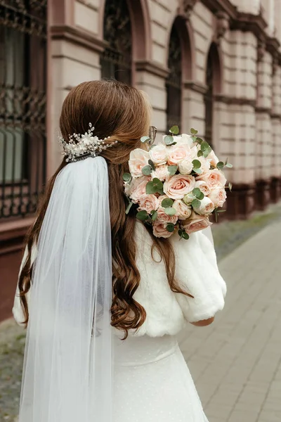 Noiva Véu Com Cabelo Encaracolado Segurando Buquê Rosas Cerimônia Casamento Imagem De Stock