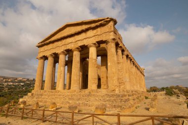 Agrigento, Sicilya İtalya - 09 26 2026: Tapınaklar Vadisi, Konkordiya Tapınağı