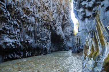 Gole Alcantara Sicilya Milli Parkı. Alcantara nehri volkanik lav mağaraları ve kayalarla vadiyi doldurur. Sicilya İtalya 'da turistik bir eğlence..