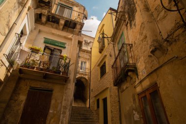 Eski Sicilya Modika şehrinin şehir manzarası. Kum taşından evler, merdivenler, balkonlar, avlularda kimse yok. Parlak güneşli fotoğraf turistik broşürler, seyahat şirketi web sitesi vs. için iyidir