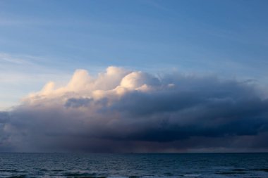 Dramatik, koyu mavi, gri, fırtınalı, bulutlu gökyüzü ve kış mevsimi, Baltık denizinin arka plan fotoğrafı..