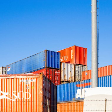 Klaipeda, Litvanya - 02 06 21: Klaipeda limanındaki depoda renkli kargo ihracatı konteynırı. Güneşli renkli kare fotoğraf.