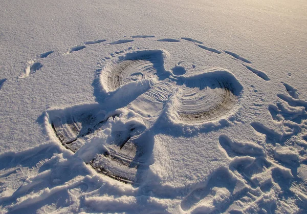 楽しい冬の喜びの雪の天使のシルエットで暖かい日没の光 — ストック写真