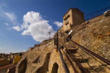 Sperlinga Sicilya 'da terk edilmiş evler. Kum taşından duvarlar kemer kapılar. İtalya 'nın en güzel borgolarından biri, turistik bir cazibe. Güneşli fotoğraf seyahat acentası kitapçığı, poster ya da reklamlar için iyidir.