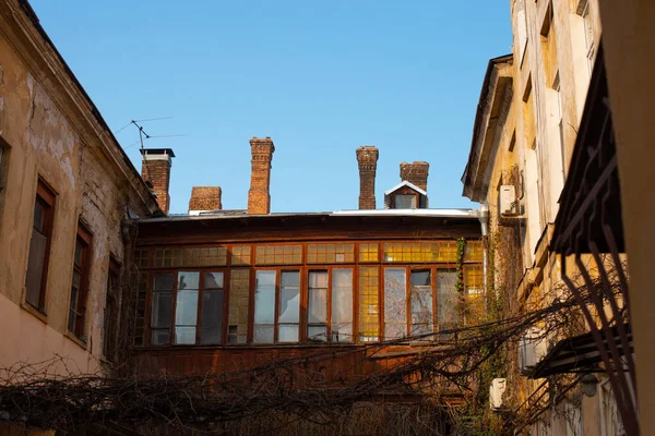 黄褐色的旧建筑的一部分 有窗户和阳台 乌克兰敖德萨古城中心典型的半被毁房屋 明媚的春光照片 — 图库照片