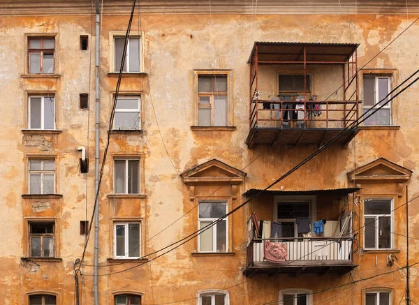 黄褐色建筑的一部分 有窗户和阳台 乌克兰敖德萨的老院子 — 图库照片