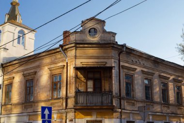 Odessa, Ukrayna - 04: 22: 21: Ukrayna 'nın eski Moldovanka ilçesinde güneşli bir bahar akşamı. Eski harap olmuş ev cephesi, ılık sarı güneş ışığı