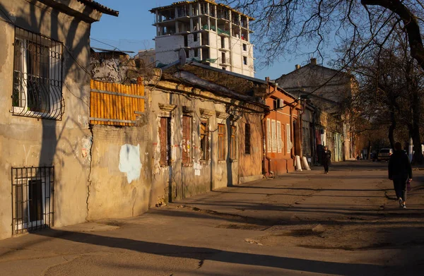 Zonnige Voorjaarsavond Het Oude Moldovanka District Odessa Oekraïne Oude Vervallen — Stockfoto