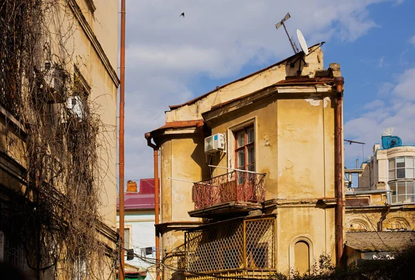 Odessa, Ucrania - 04 24 21: Una parte de la antigua fachada del edificio con ventanas y balcón. Típicas casas en el casco antiguo de la ciudad. Foto de primavera soleada —  Fotos de Stock