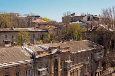 Odessa, Ukrayna - 04: 22 21: Eski şehir merkezindeki panoramik bina, Askeri iniş sokağı. İlkbahar fotoğrafı, ağaçlarda taze yapraklar.