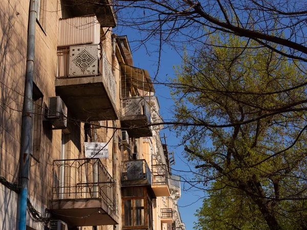 Odessa, Ucrania - 04 22 21: calle del casco antiguo. Traducción al inglés: Quédese en casa. Foto de la noche de primavera en el centro histórico —  Fotos de Stock