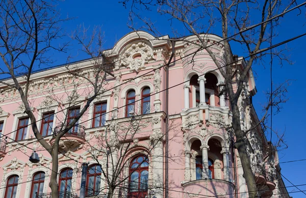 Odessa, Ukrayna - 04-19-21: Bristol, Red Hotel tarihi neo-barok bina cephesi olarak da bilinir. — Stok fotoğraf