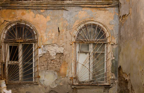 Een architectonisch element van oude gebouw gevel van typische huizen in Odessa oude centrum van de stad. Enorme vintage ramen, vieze gekrulde muren — Stockfoto