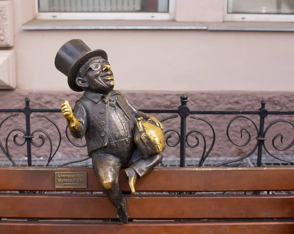 Odessa, Ukraine - 04 17 21: banker bank clerk sitting on a bench back metal statue. Translation to English: Memories of Ozias Hais 1840-1913 — стоковое фото