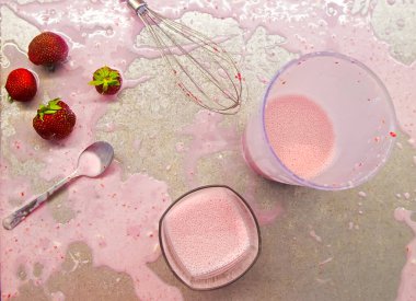 Mutfakta çilekli milkshake yoğurtlu yoğurt yapıyorum. Yüksek açı düz, üst görünüm fotoğrafı.