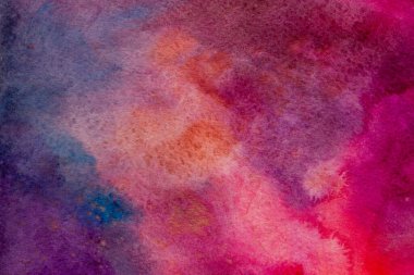Canlı mor, mavi, pembe ve kırmızı el boyalı galaktik nebula görünümlü suluboya arka plan.