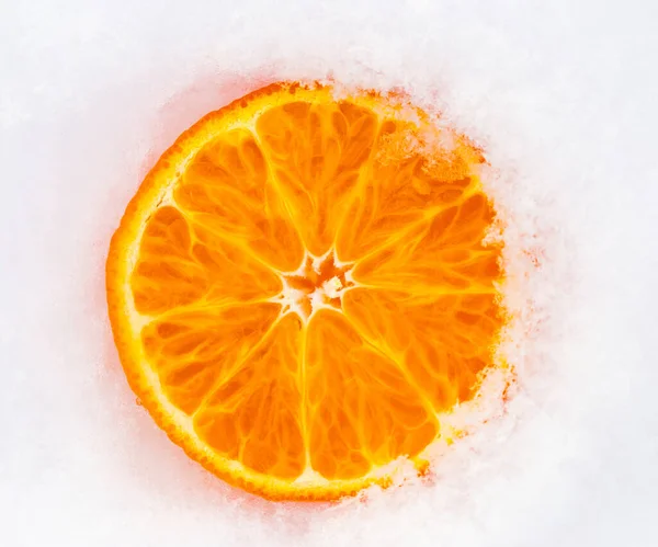 Plátek Čerstvě Zmrazeného Pomerančového Mandarinkového Ovoce Přikrčený Bílým Studeným Zimním — Stock fotografie