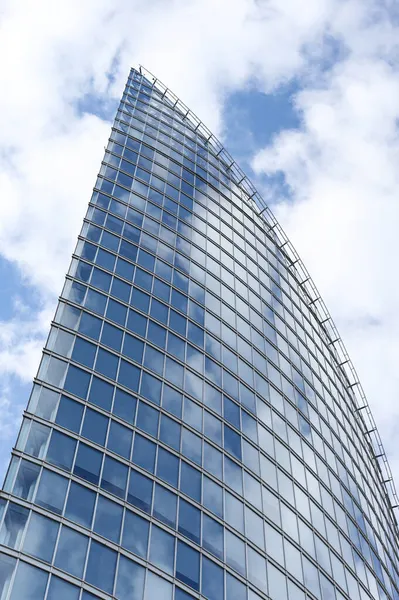 靠近抽象的现代摩天大楼 建筑高玻璃建筑 以云彩为背景 在温暖阴郁的夏日拍摄的照片 — 图库照片