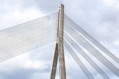 Eski büyük asma köprünün detaylarını kapat. Fotoğraf Letonya 'da sıcak bir bulutlu günde çekildi.