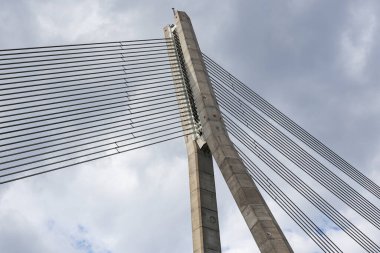 Eski büyük asma köprünün detaylarını kapat. Fotoğraf Letonya 'da sıcak bir bulutlu günde çekildi.