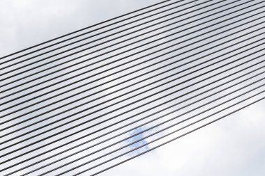 Eski büyük asma köprünün detaylarını kapat. Fotoğraf Letonya 'da sıcak bir bulutlu günde çekildi.