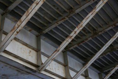 Pas izleri olan eski metal köprünün yakın çekimi. Fotoğraf Avrupa, Letonya 'da çekildi.