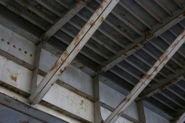 Pas izleri olan eski metal köprünün yakın çekimi. Fotoğraf Avrupa, Letonya 'da çekildi.