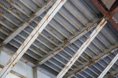 Pas izleri olan eski metal köprünün yakın çekimi. Fotoğraf Avrupa, Letonya 'da çekildi.