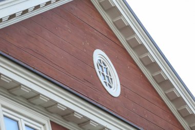 Küçük benzersiz ayrıntıları olan güzel, eski, kırmızı mimari evi. Fotoğraf, sıcak bir yaz bulutlu bir günde çekildi..